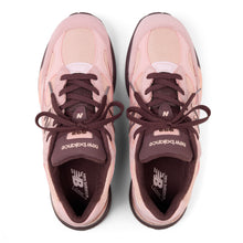 Load image into Gallery viewer, New Balance 992 - Pink Chalk / Cherry Leather
